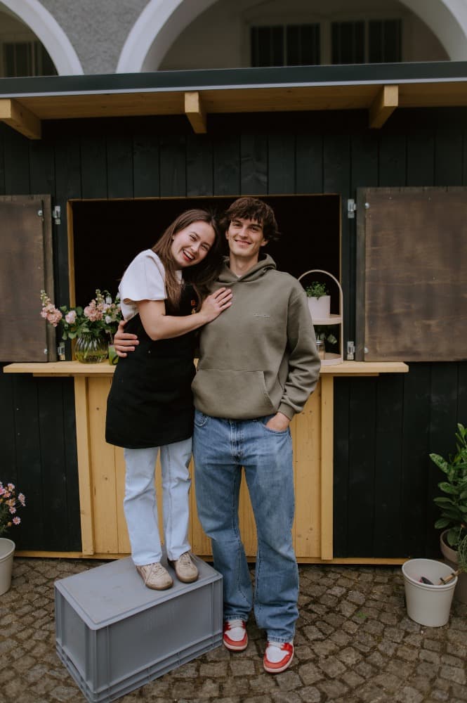 Eliška a Bruno před kavárnou EBBY coffee