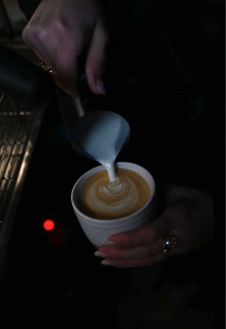 Latte art pouring