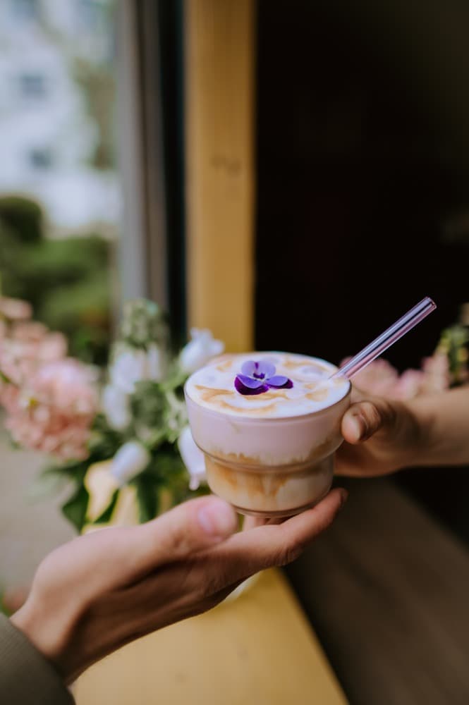 Iced latte s jedlou květinou — EBBY coffee